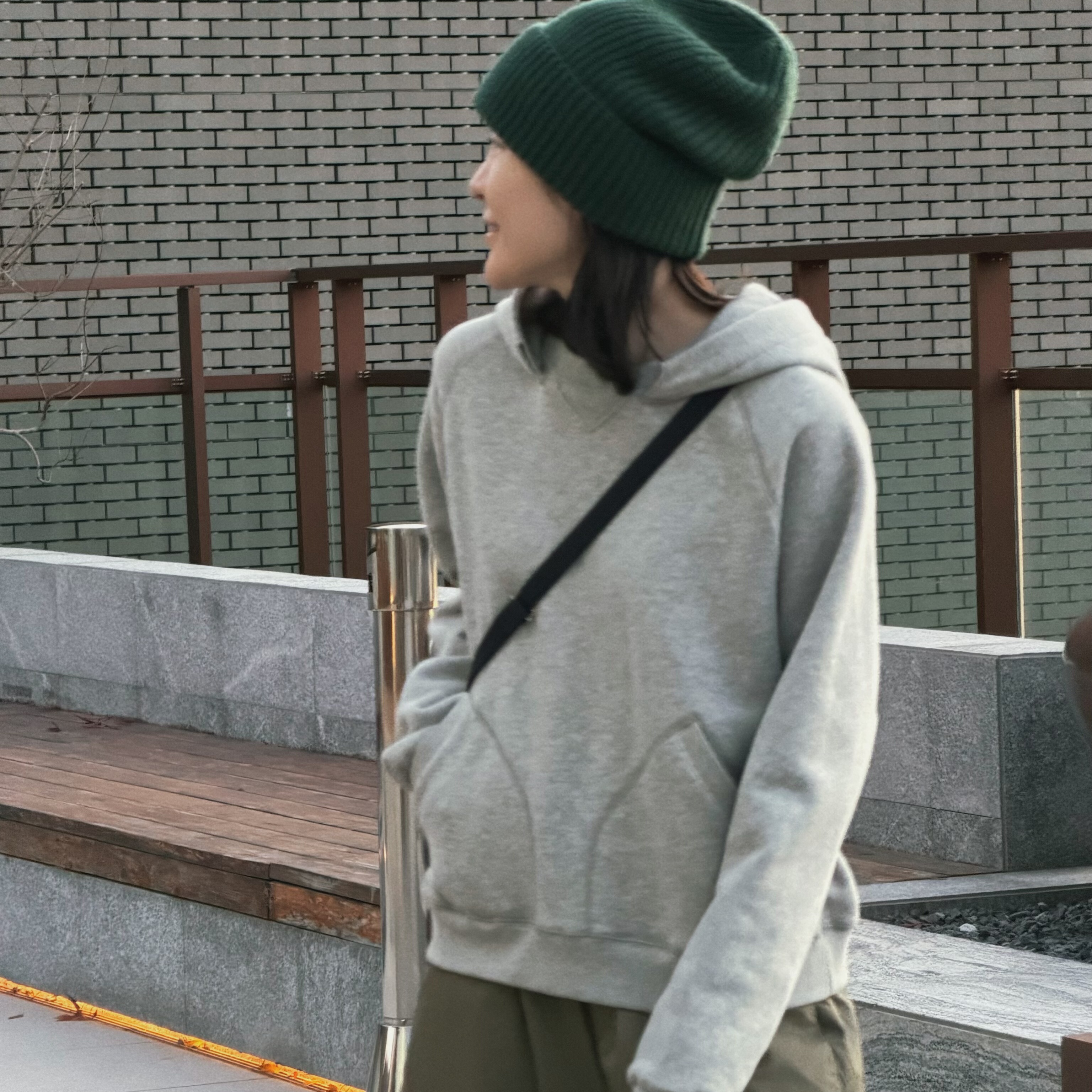 立体绷缝插肩袖大兜设计拼接连帽加绒卫衣