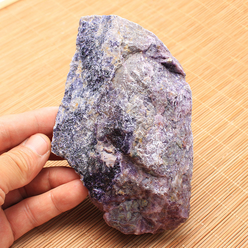 如鸿天然紫色水晶原石摆件紫丁香矿石大块毛料带荧光雕刻练手石头