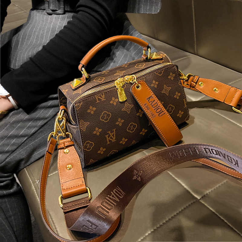 包包女士2026新款高级感时尚真皮波士顿枕头包手提百搭宽带斜挎包