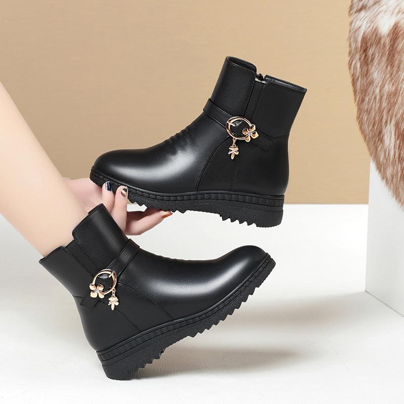 欧洲站中老年妈妈鞋子秋冬季棉鞋女平底靴加绒靴子软皮短靴软底大