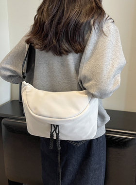 春夏季斜挎黑色尼龙帆布包包女2026新款大容量通勤休闲运动饺子包