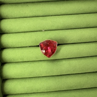 旭平合金红色盾牌仿水晶戒指