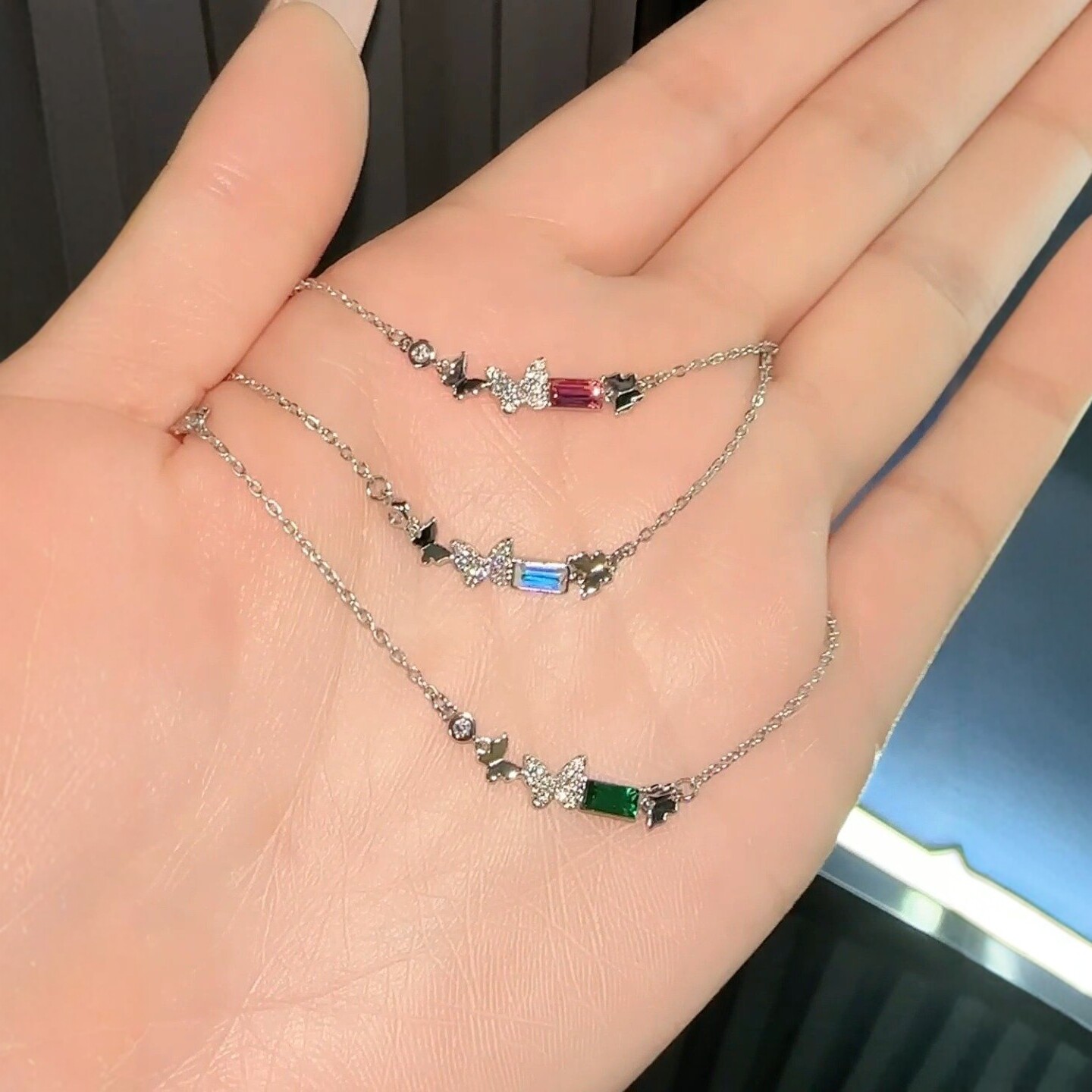 旭平仿水晶系列方形蝴蝶项链女微笑造型简约小巧精致通勤锁骨链