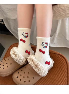 谁能拒绝kitty毛绒袜的双重暴击啊！秋冬能让穿搭甜度翻倍！！