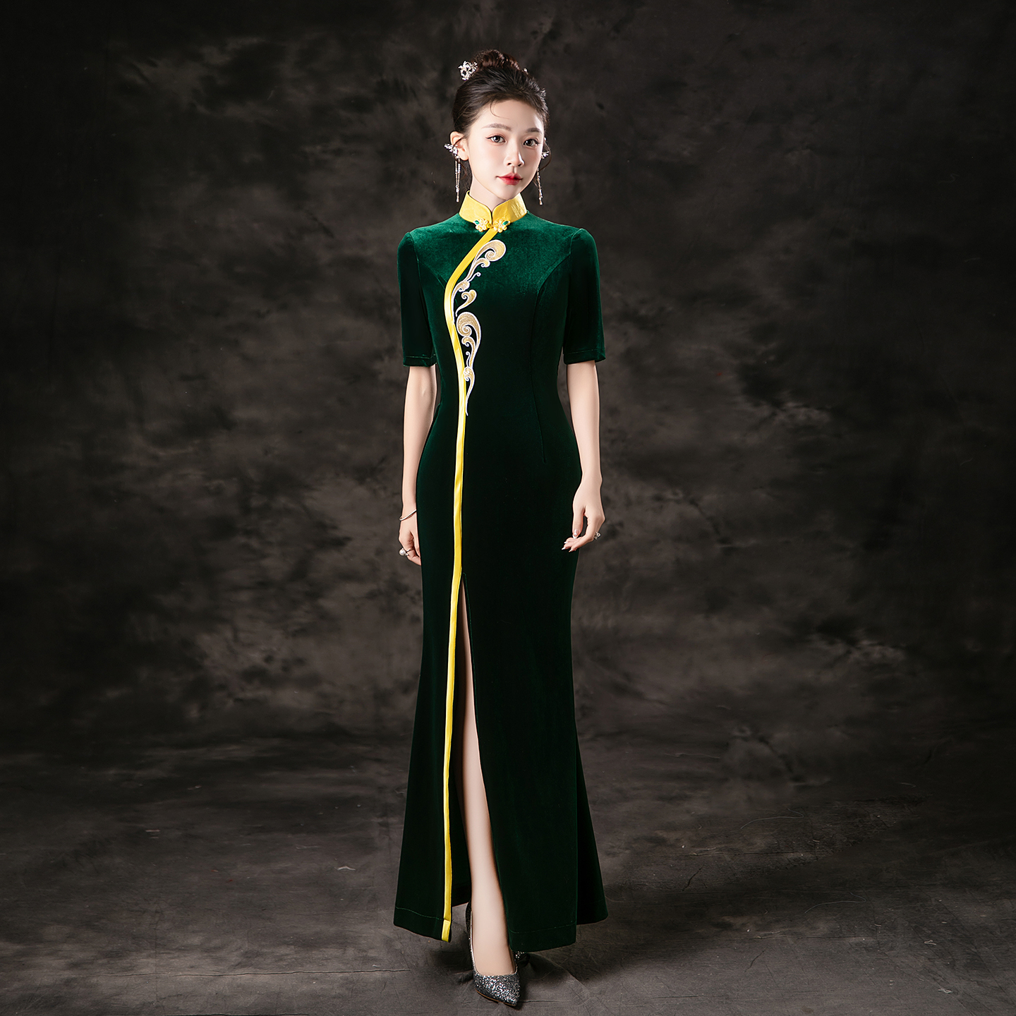 紫缘萱新款高端丝绒旗袍绿色开叉修身显瘦模特团队走秀舞台装春秋