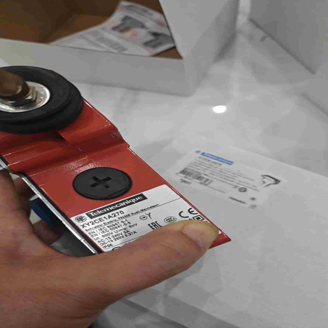 法国施耐德拉绳开关XY2CE1A250XY2CE2A250议价