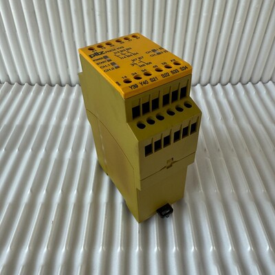 1x pilz PNOZ XV3 0.5/24VDC 3n/o 2n/o t 1lx ID No.: 774544 10