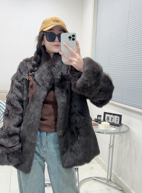 皮草外套女爆款兔毛挽袖款皮毛一体中长款立领冬季保暖个性多巴胺