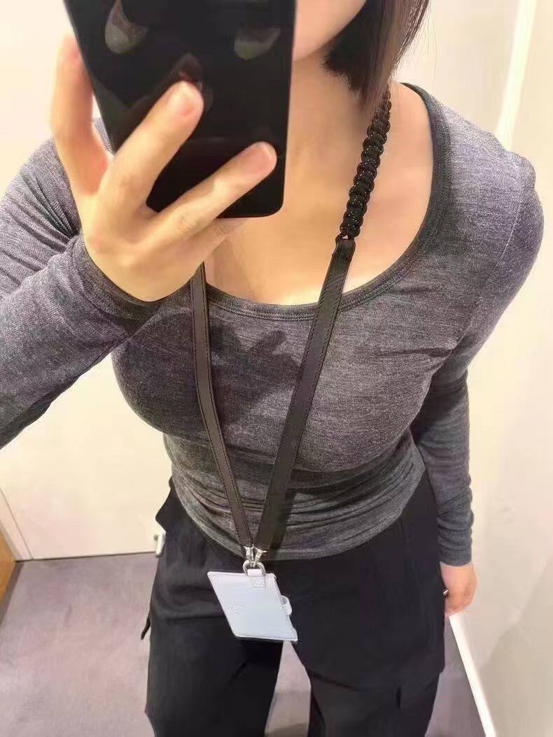 修身版型汤匙领全羊毛黑色长袖