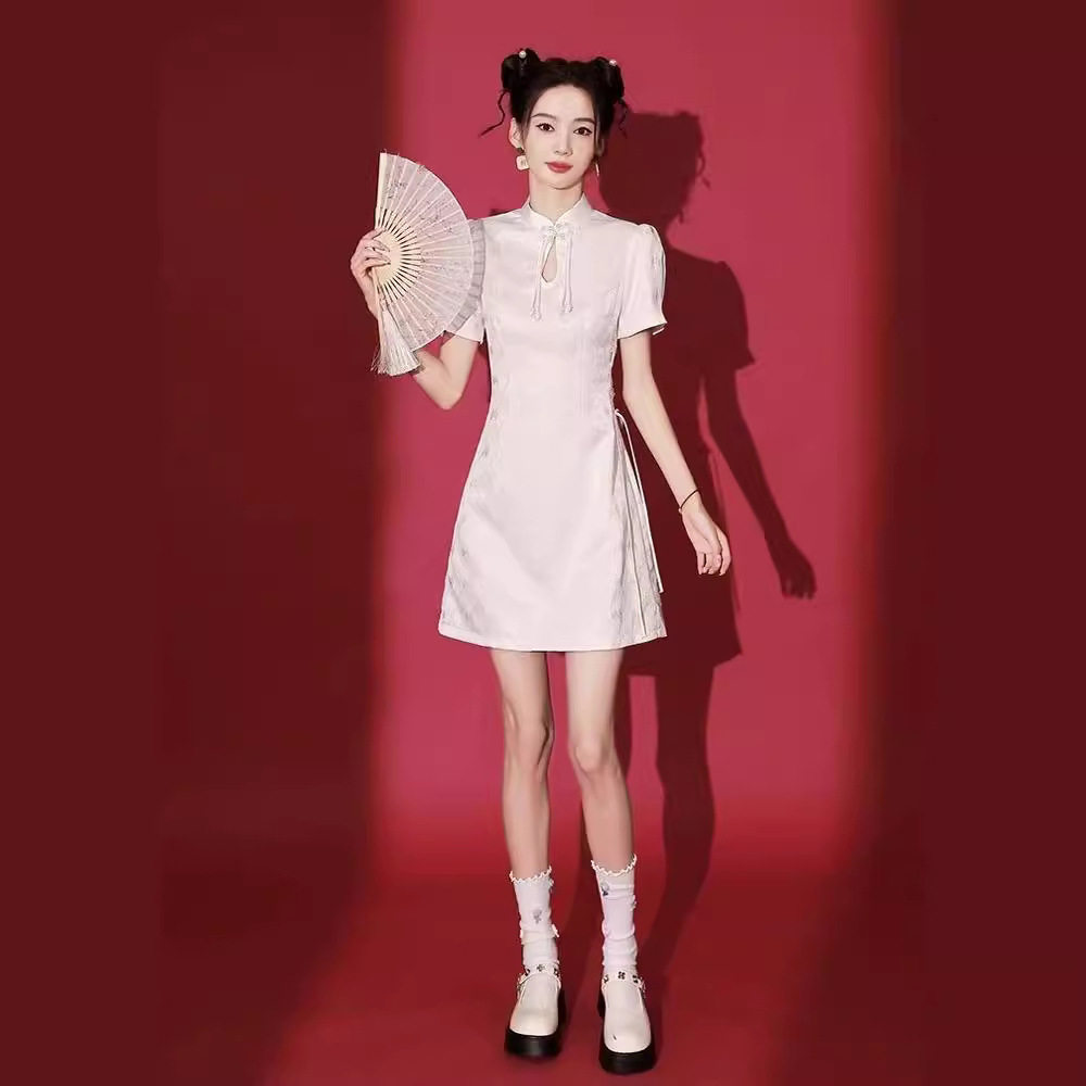 白色旗袍改良年轻款少女小个子短款日常新中式连衣裙夏季设计感