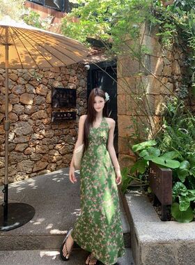 复古绿色碎花挂脖连衣裙女夏季法式度假风裙子v领收腰气质a字长裙