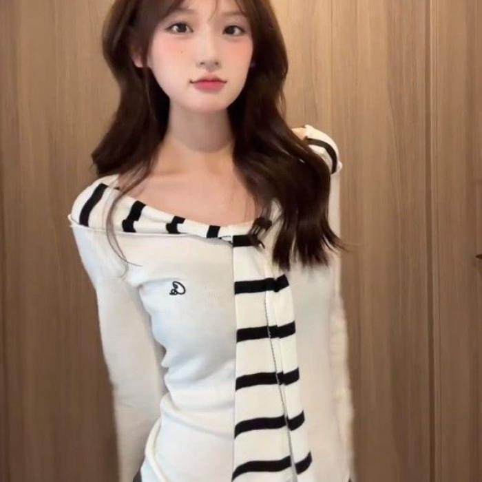 白色一字肩长袖女秋季条纹拼接辣妹t恤修身显瘦设计感露肩上衣