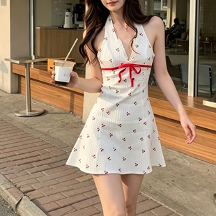 超仙碎花挂脖连衣裙短款夏季韩版新款女旅游法式a字收腰吊带裙子