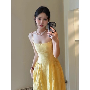 法式小个子黄色吊带连衣裙女装夏季新款收腰气质长裙海边度假裙子