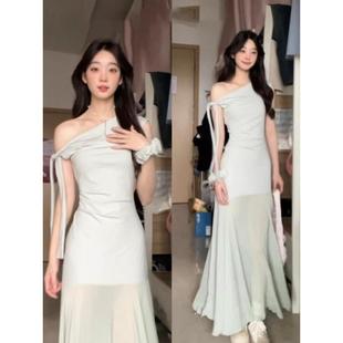 法式 2025新款 绿色一字肩露肩针织连衣裙子女海边度假收腰气质长裙