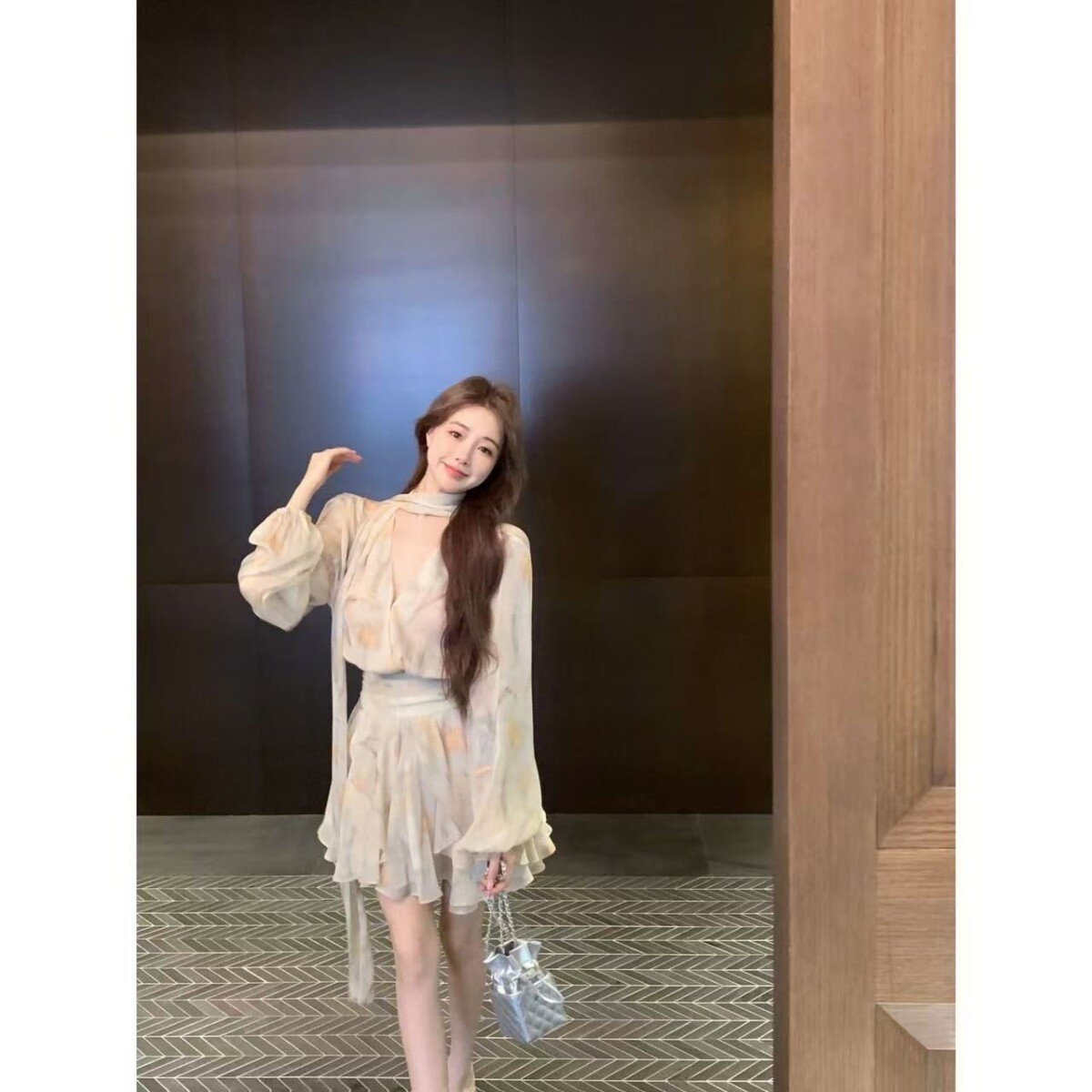 法式碎花v领长袖雪纺连衣裙女装夏季黄色温柔设计感收腰a字短裙子