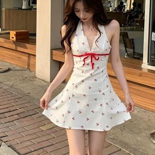 超仙碎花挂脖连衣裙短款夏季韩版新款女旅游法式a字收腰吊带裙子