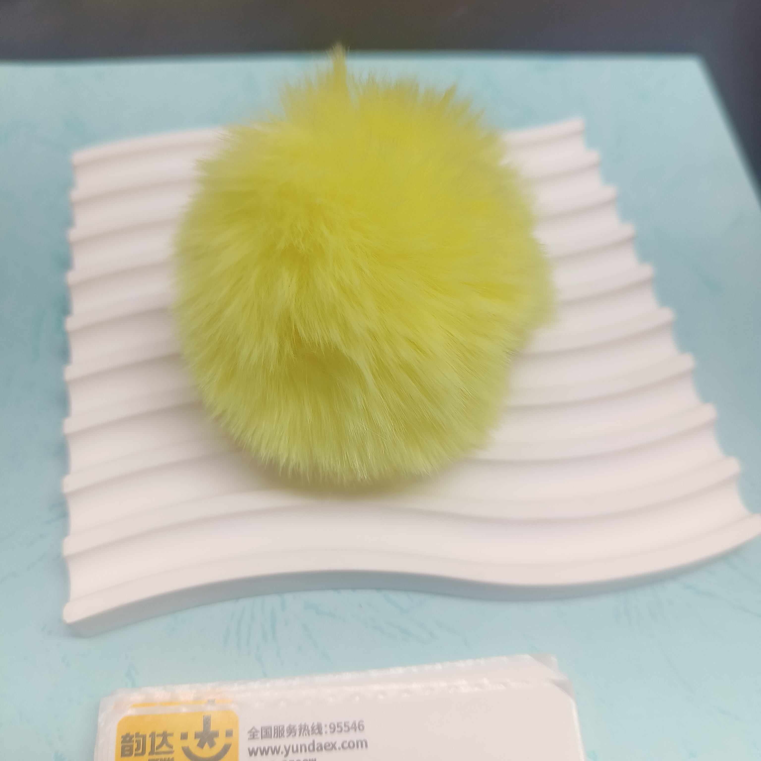 （9.9元包邮）18-502兔毛吊孔黄色7cm一个