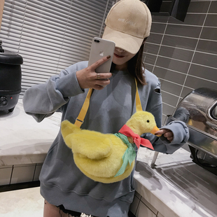 ins超火鸭子毛绒包女2018新款潮日系百搭软妹可爱萌包单肩斜跨包