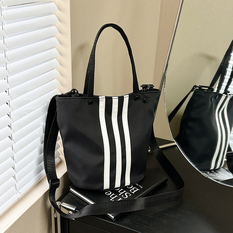 新款小众手提包休闲百搭水桶包新款牛津布小拎外出包单肩斜挎包,箱包皮具/热销女包/男包,水桶包,淘宝优惠券,粉丝福利购,淘宝优惠卷