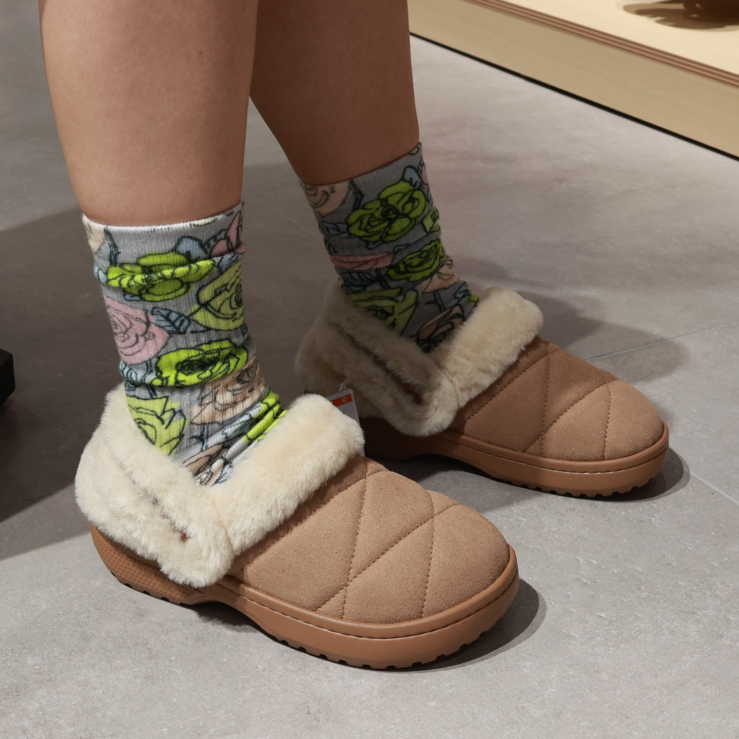 Crocs暖棉卡骆驰冬季经典雪绒仿麂皮绗缝加绒保暖女士拖鞋214038