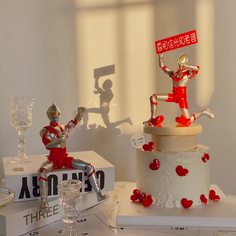 网红女神节老婆女友烘焙蛋糕装饰摆件奥特曼举大旗插件自动旋转台