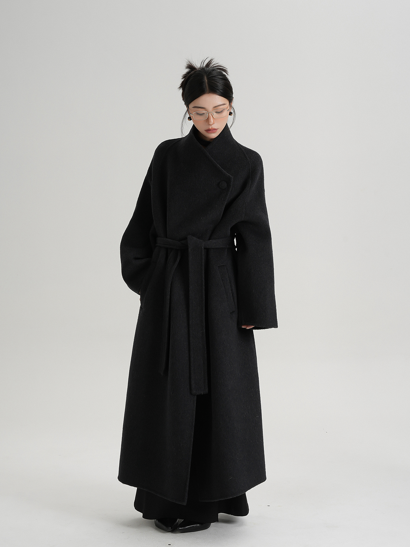 Elegant and Sophisticated Mid-Length Wool Coat with Diagonal Button Collar, Woolen Coat for Autumn and Winter Women's Wear