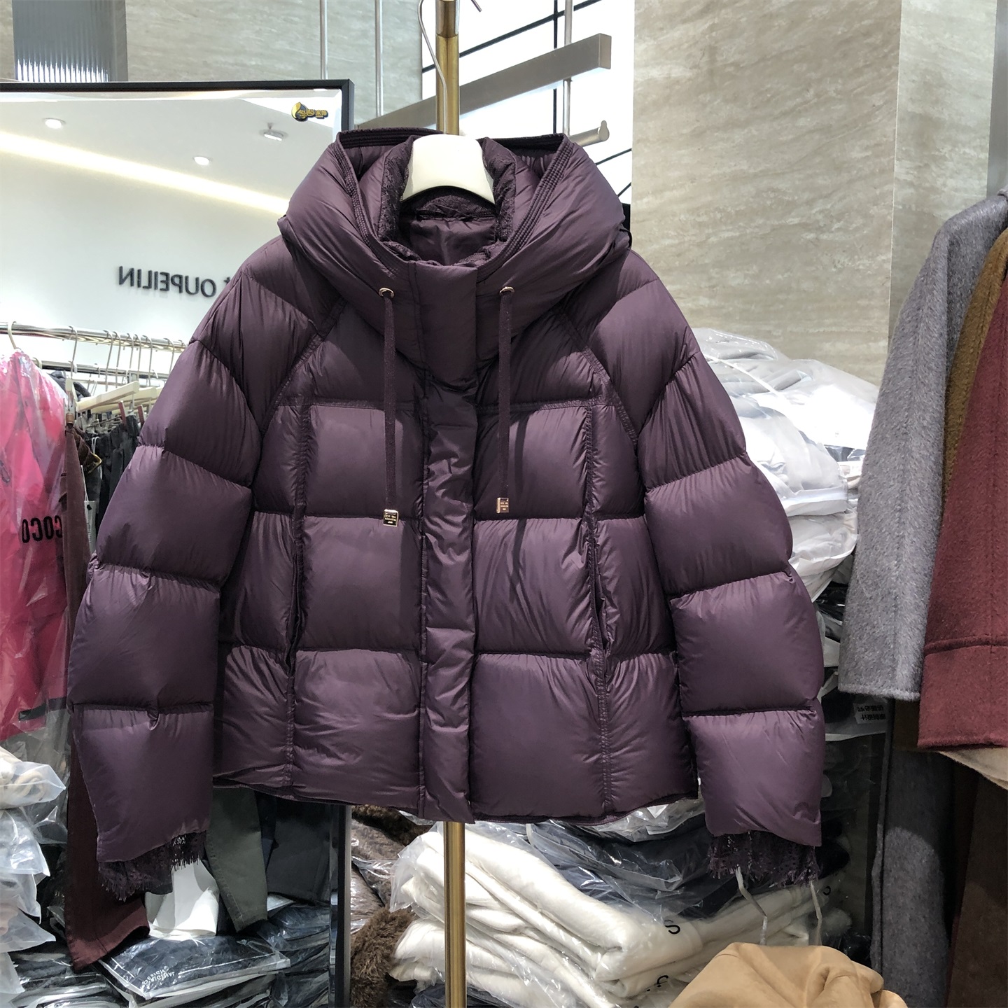 95白鸭绒蕾丝拼接短款羽绒服