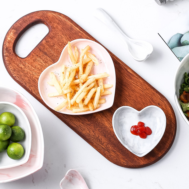 北欧创意陶瓷爱心盘子水果零食家用餐具心形可爱餐盘ins碟子摆盘