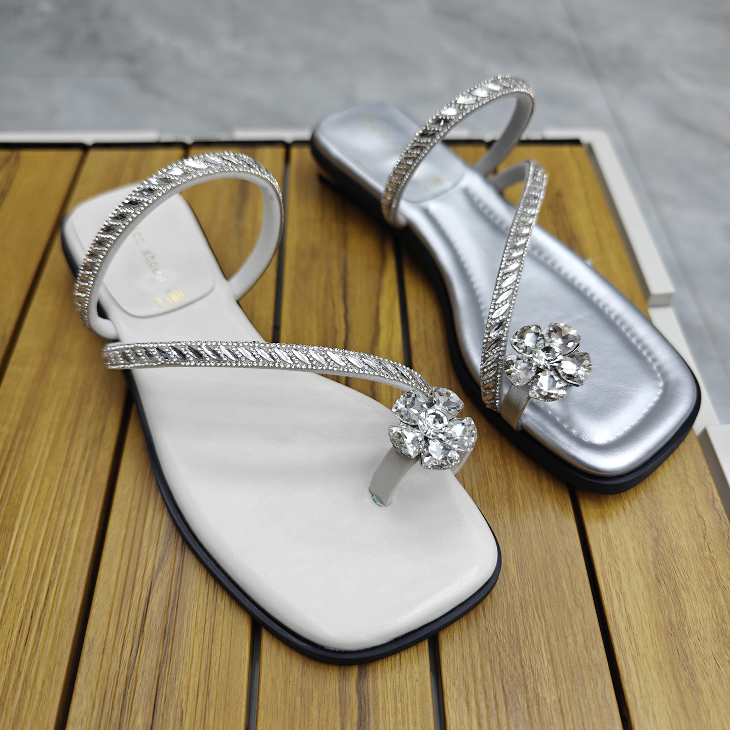 法式低跟套趾凉拖鞋女夏外穿2026新款绝美百搭配裙子时尚水钻凉鞋