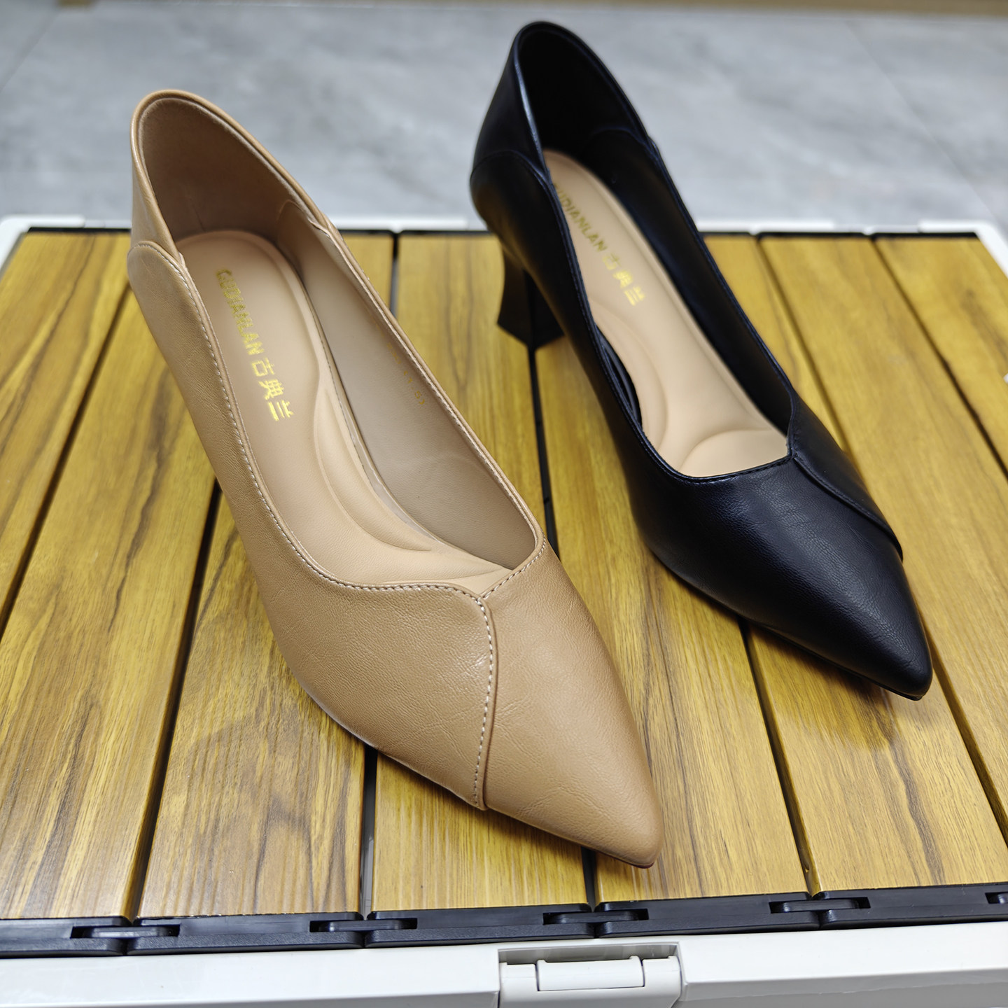 尖头法式高跟鞋女2026年新款百搭粗跟气质职业工作鞋中跟软皮单鞋