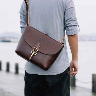 LINEAR男士 TANGENT 大容量邮差包斜挎包骑兵扣单肩包 切線派