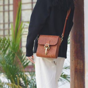手缝植鞣牛皮真皮女士单肩斜挎包 肩背包 小号 复古棕 切線派