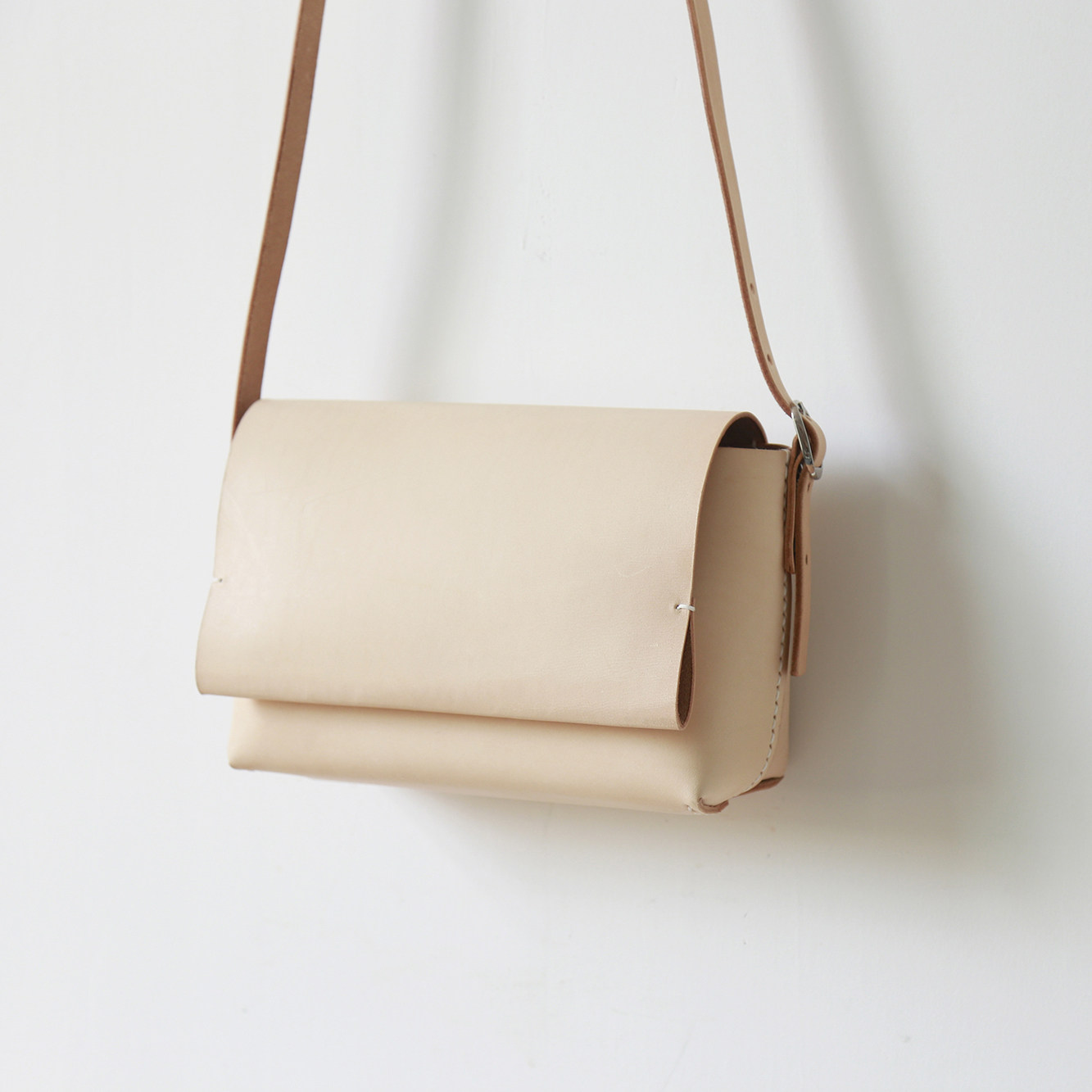 【切線派新三角真皮版磁扣斜挎包