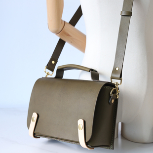 迷你公文包 极简斜挎休闲小方包男士 橄榄绿 切線派