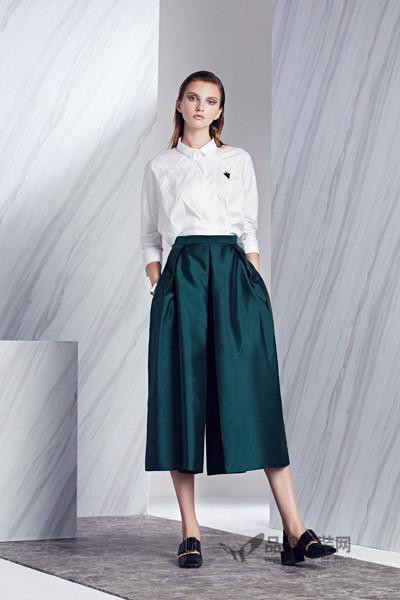 小众白色衬衫女春秋新款2024休闲宽松慵懒风蝙蝠袖上衣伊华欧秀