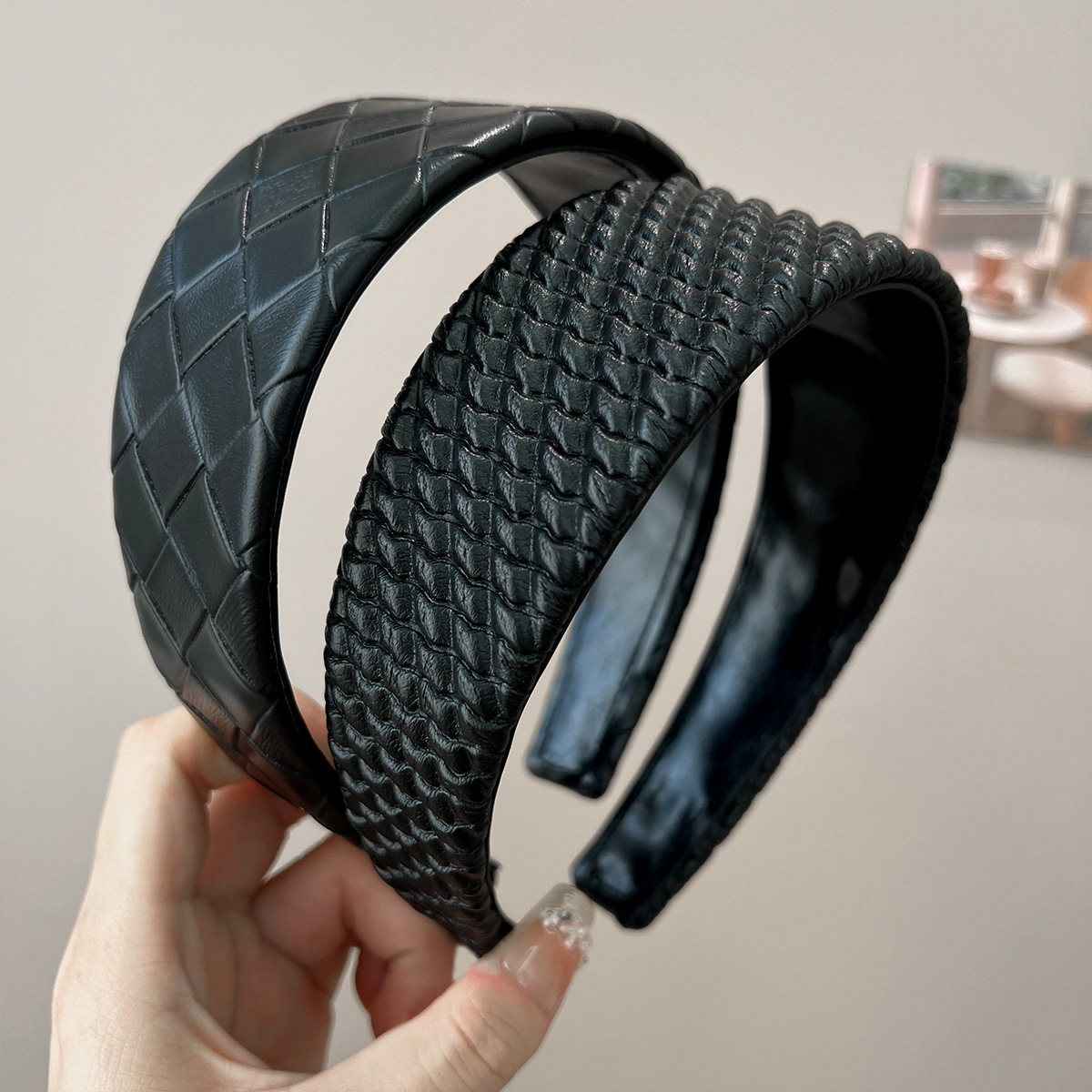 欧美大牌2025年新款格纹高品质皮质发箍宽边高级感黑色头箍发卡