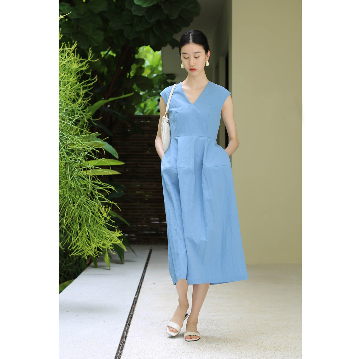 无有无印棉质皱痕纹理抗皱无袖V领蓬蓬下摆舒适透气连衣裙24111