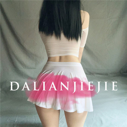 大脸姐姐外穿微透视无内衬半身裙