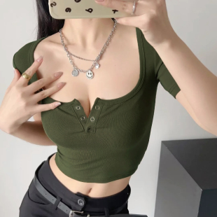 T恤女军绿色修身 性感低方领短袖 显瘦露脐纯色上衣 低胸版 DaLian