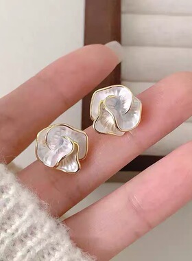 2026新款山茶花耳钉女轻奢小众设计感耳环高级感耳饰