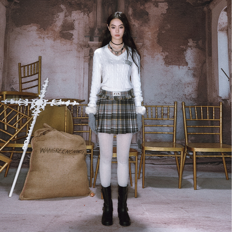 白色短款绞花毛衣百褶裙套装