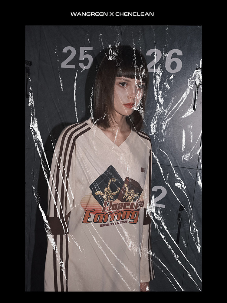 运动复古印花v领T恤上衣