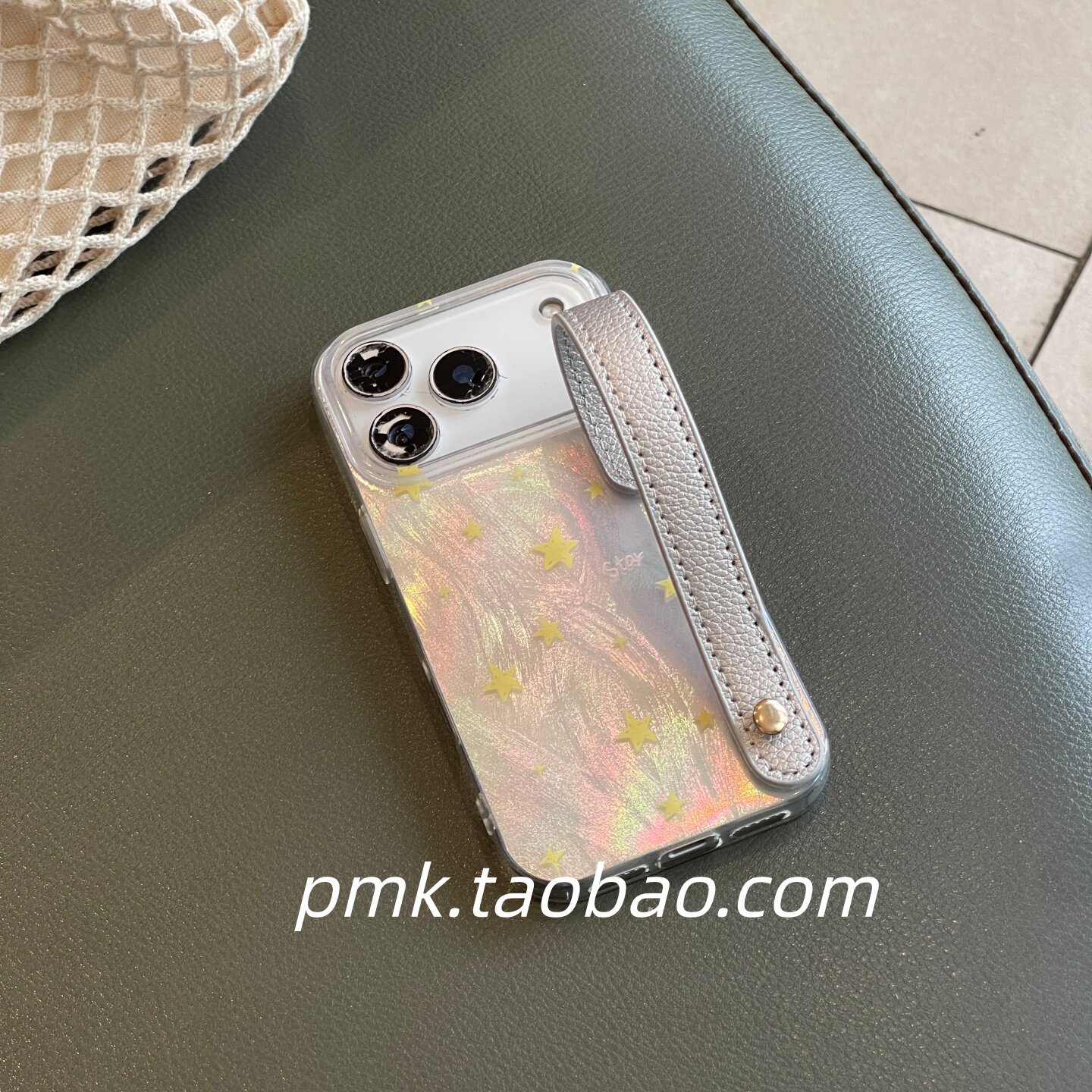 ins甜美奶黄羽纱满屏星星银色皮质腕带适用苹果16/17promax手机壳iphone14pro高级13p个性15pro便捷手拎手提