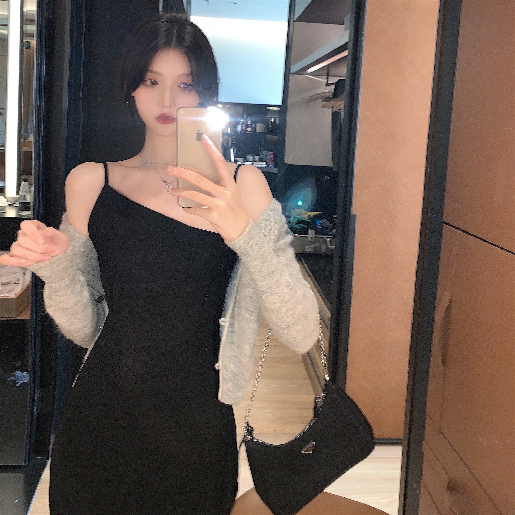 Real price split sling with sexy little black skirt + lazy short V-neck thin cardigan