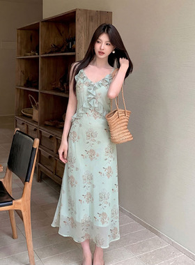 秀熙熙2026春季气质高腰吊带蕾丝连衣裙子印花纯欲度假裙女K82378