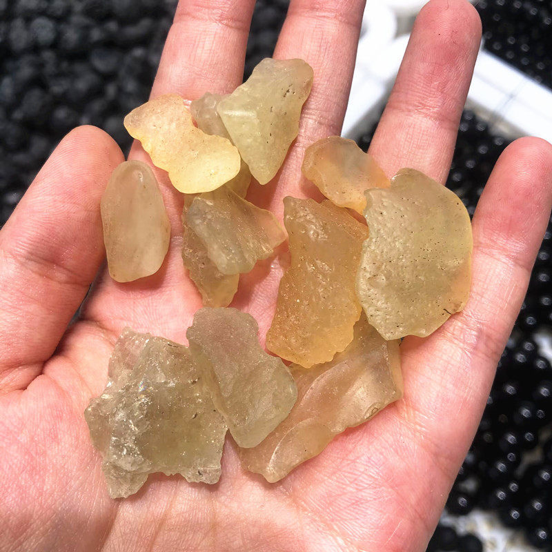 天然非洲利比亚沙漠黄金玻璃陨石原石纯天然无优化原石矿物晶体