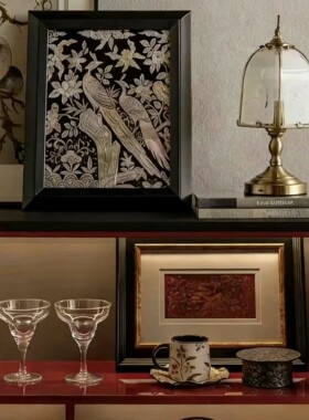 中古老钱风样板房客厅酒柜装饰画台灯咖啡杯红酒杯组合装饰摆件