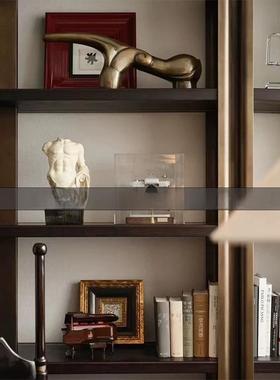 现代复古风样板房书房书柜挂画长鼻兽相机模型书籍组合装饰摆件