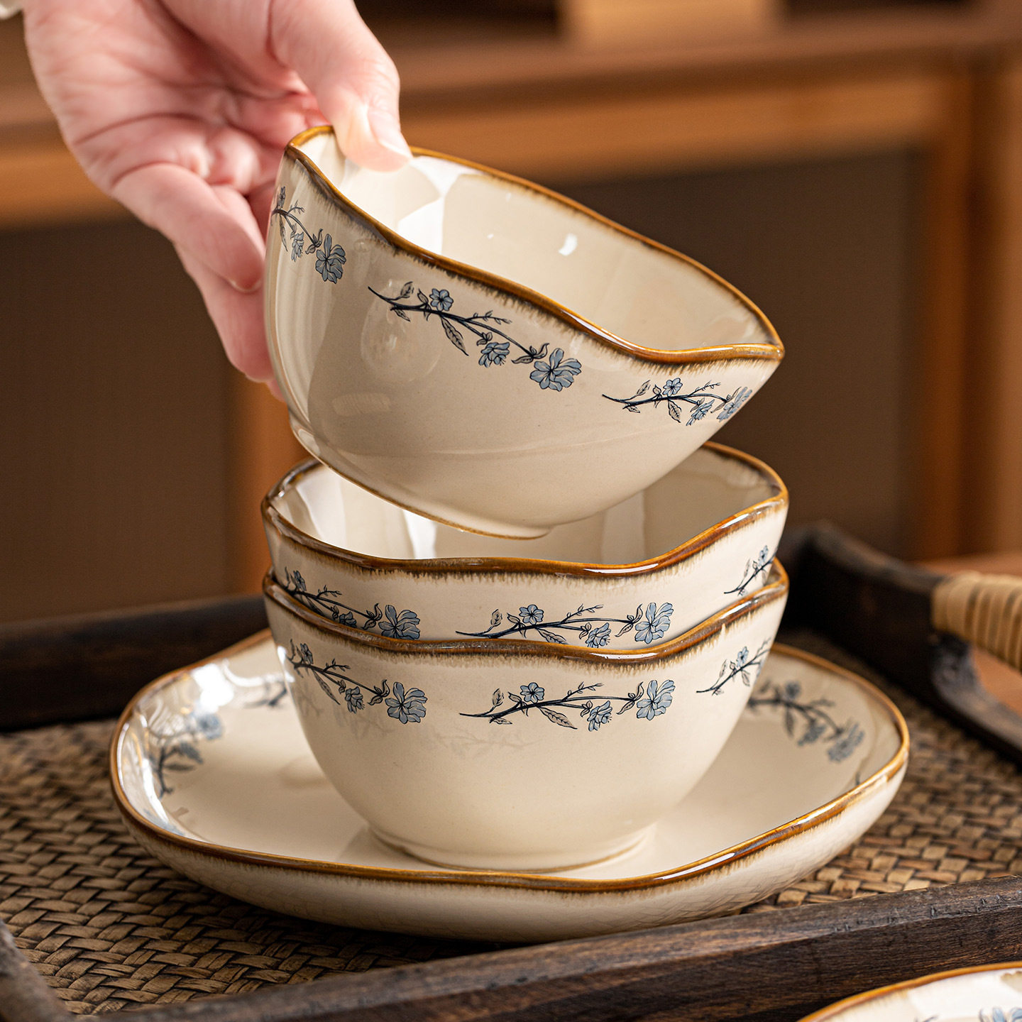 高颜值碗碟套装家用新款日式复古陶瓷餐具碗盘筷乔迁米饭碗中古风